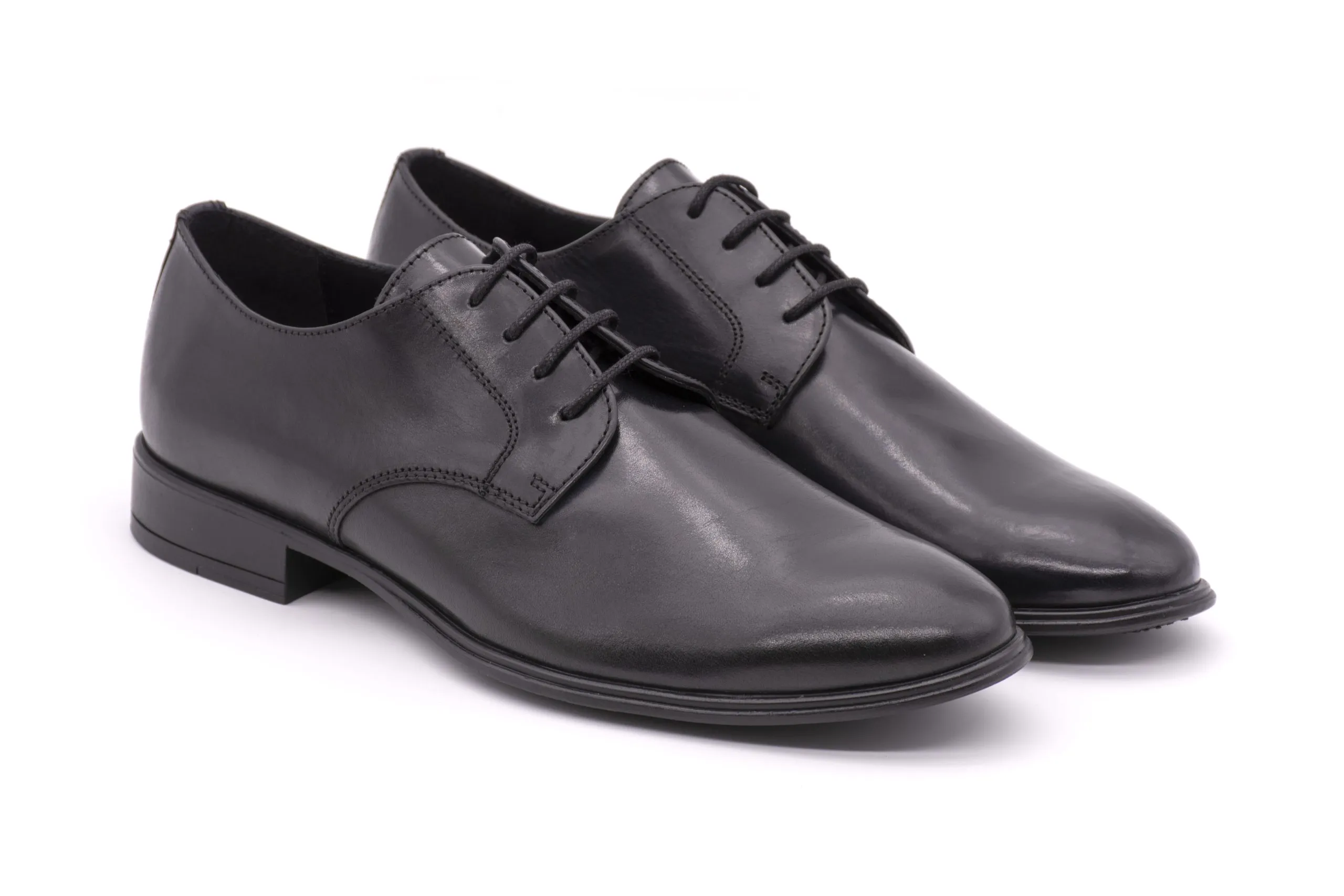 Lace-up derby shoes.