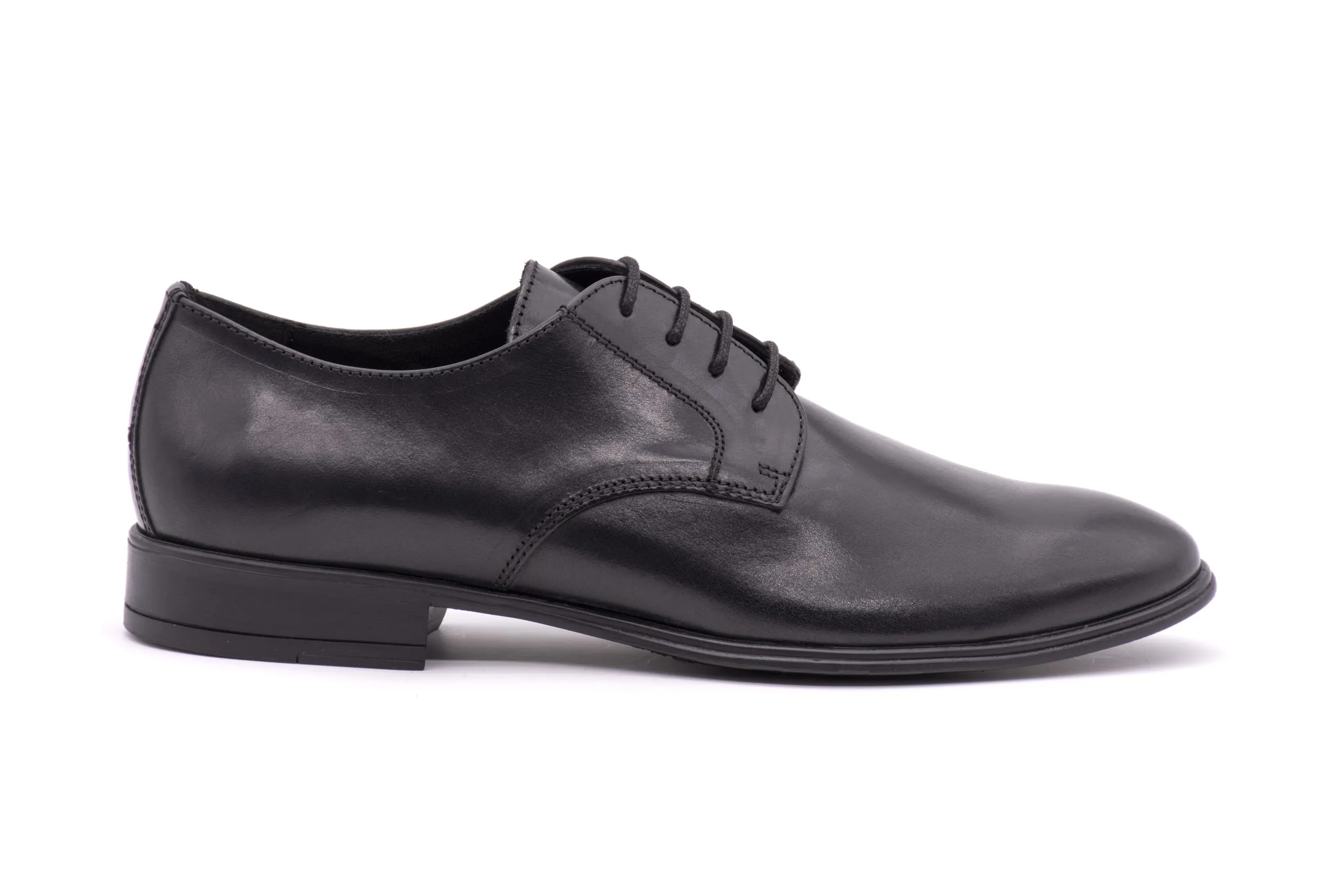 Lace-up derby shoes.