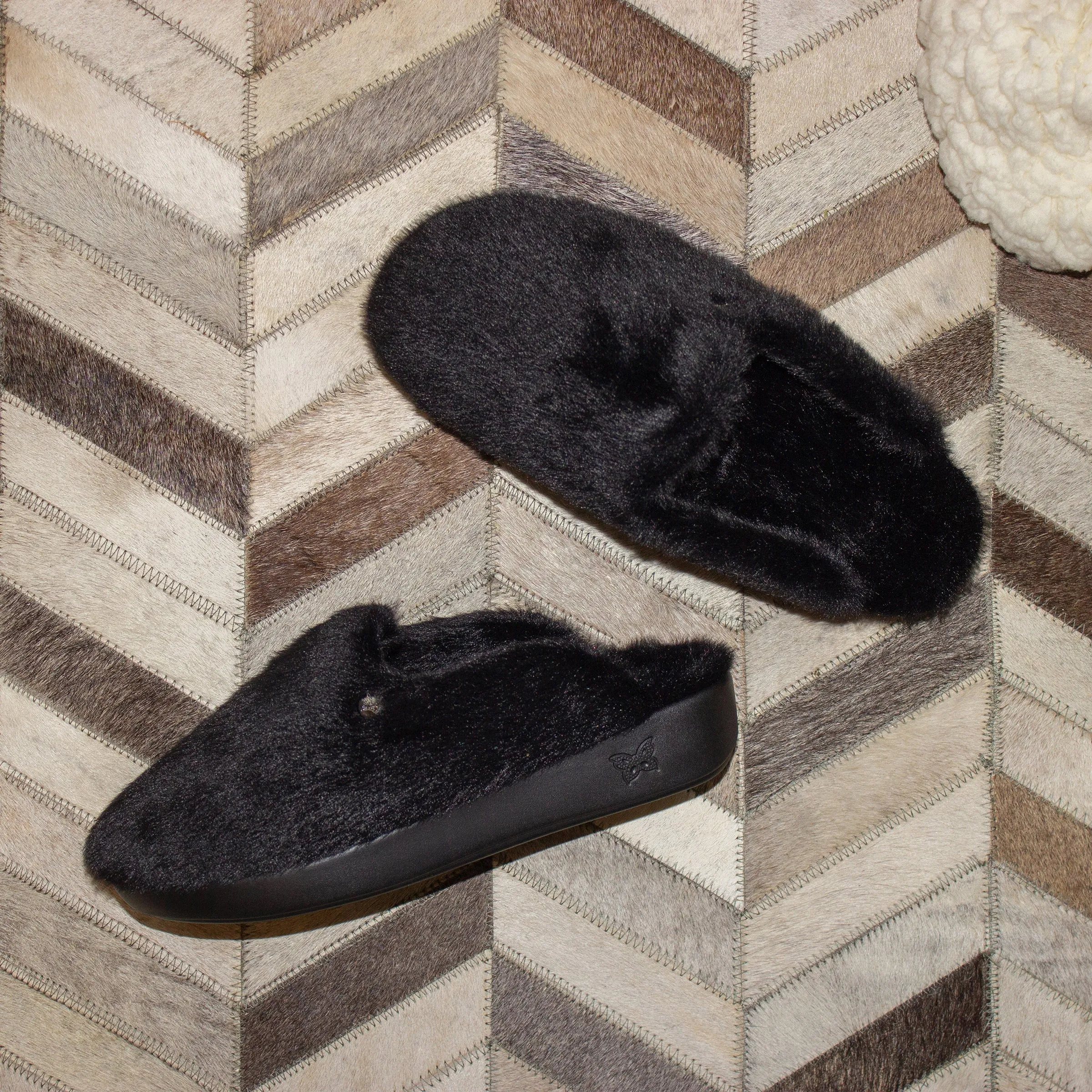 Leisurelee 2 black slipper: get it now